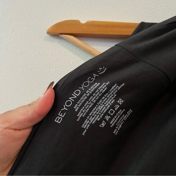 NWT Beyond Yoga Pocket Infinity Scarf Black - Picture 8 of 8